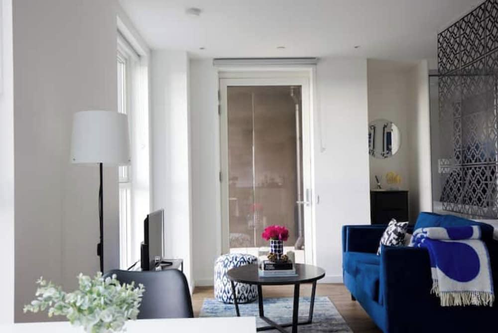 Luxury studio flat - 1 min away to station - Tap to explore photos