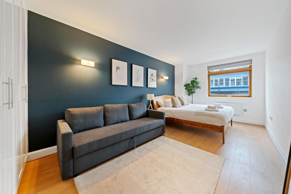 Modern & Central Camden Town Flat! Sleeps 8 - Tap to explore photos