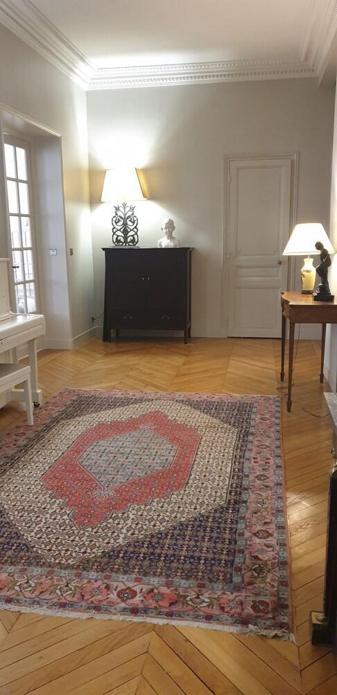 Luxury Haussmann apartment - Tap to explore photos