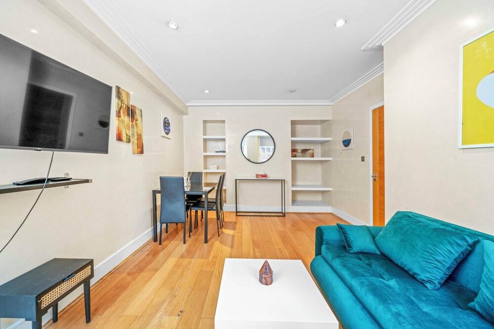 Modern 1 Bedroom Flat - Tap to explore photos