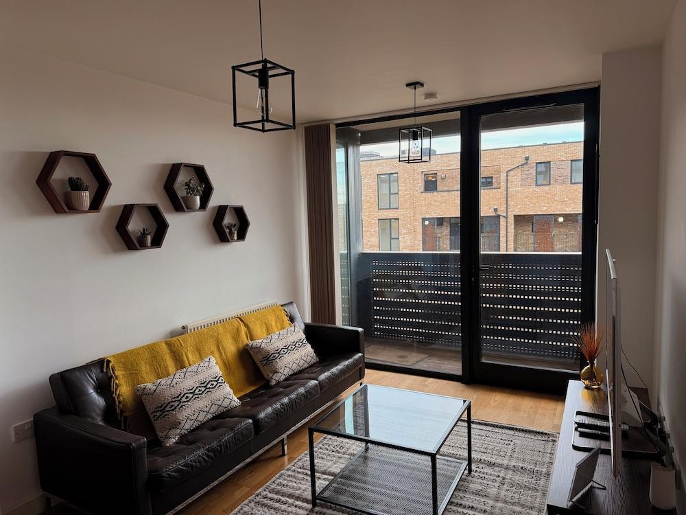 Modern 1-Bed Flat: 7 Min Walk to E&C Tube station! - Tap to explore photos