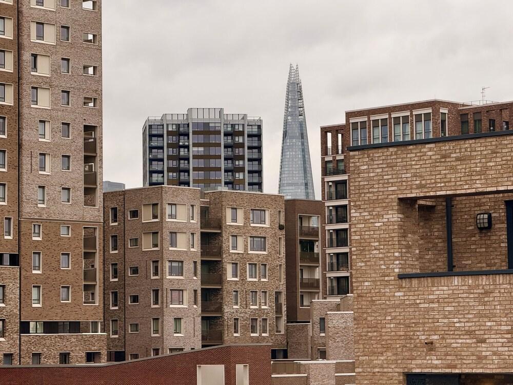 Modern 1-Bed Flat: 7 Min Walk to E&C Tube station!