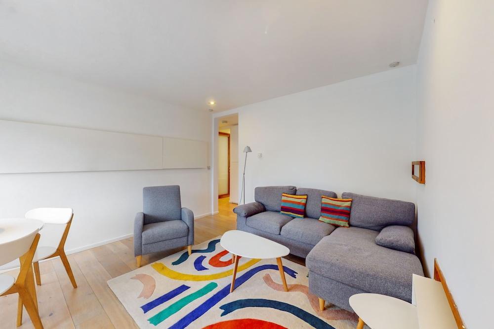 Modern 2 Bed Apartment in Acton - sleeps 4 - Tap to explore photos