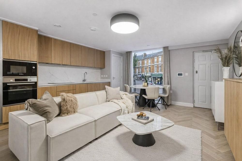 Modern 2BR-2BA apartment in prime location - Tap to explore photos