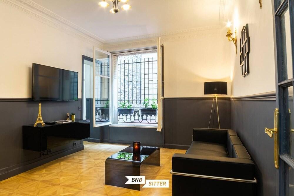MAGNIFICENT APARTMENT NEAR THE EIFFEL TOWER - Tap to explore photos