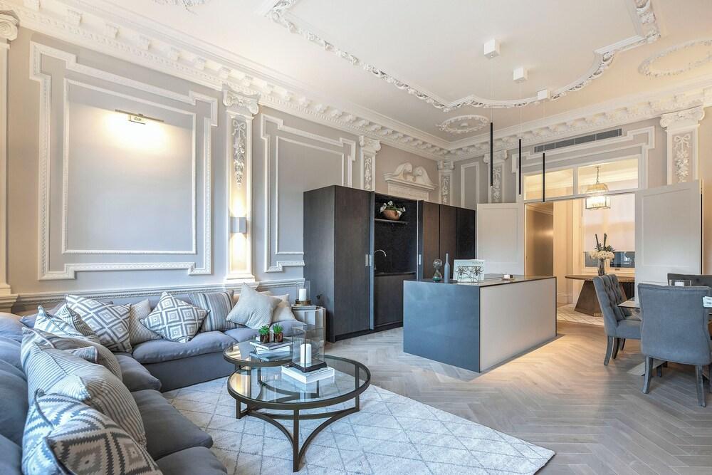 Luxury-Hyde Park-2 Bedrooms 2 Bathrooms - Quiet - Tap to explore photos