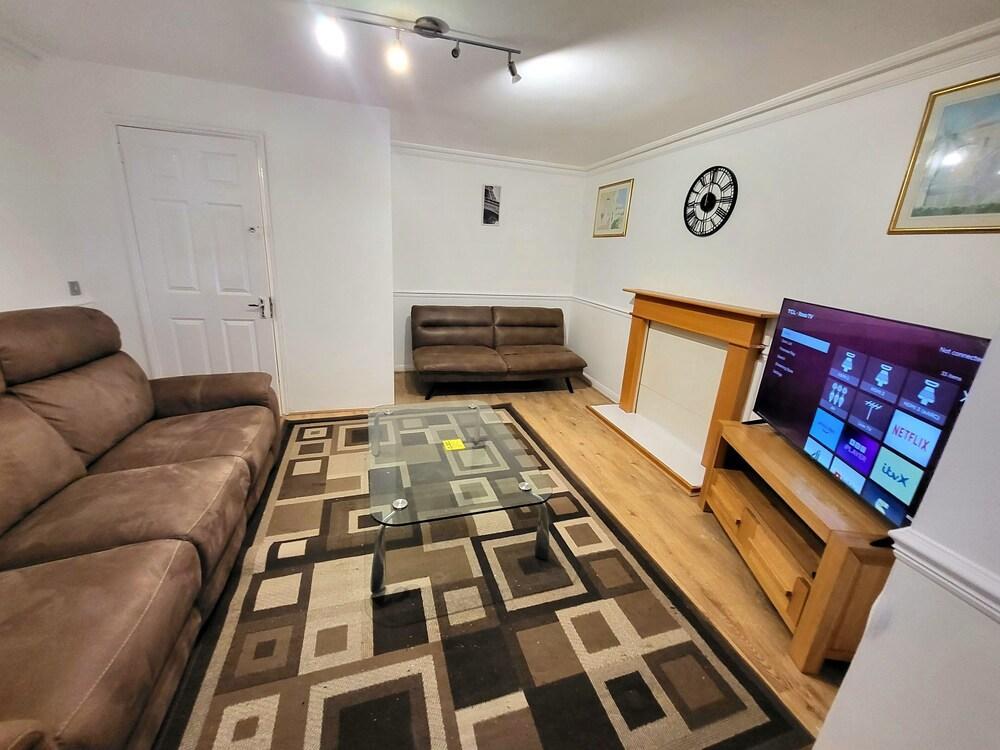 Manor Thamesmead Apartment - Tap to explore photos