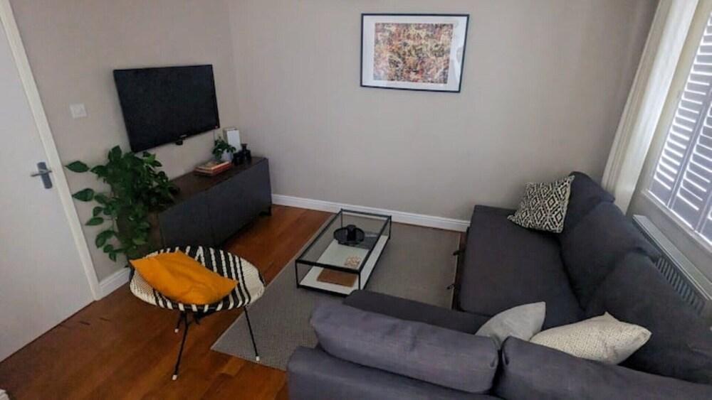 Modern Flat nr Waterloo, Sleeps 4, Free Parking - Tap to explore photos
