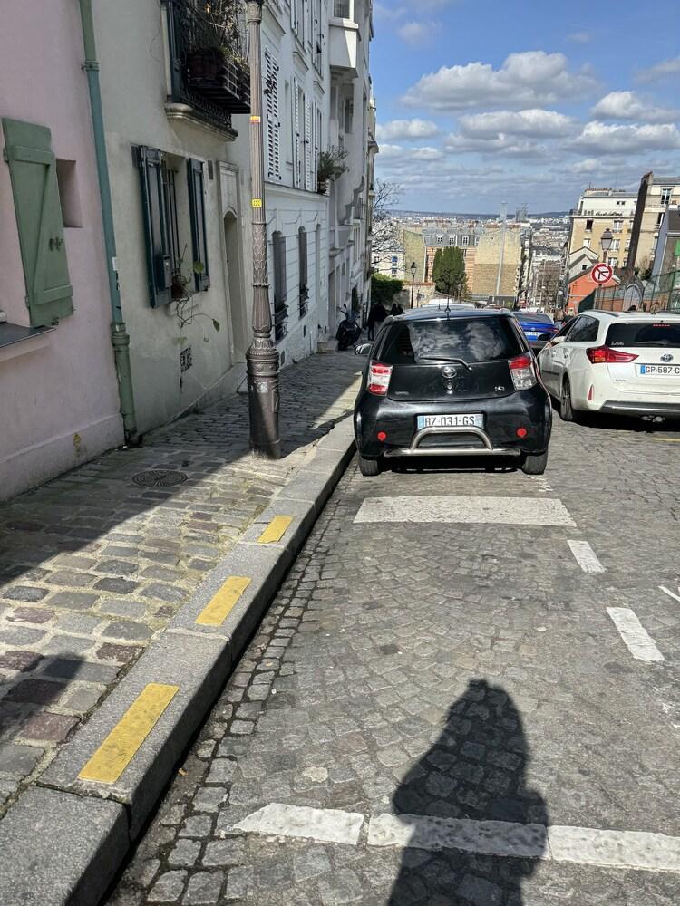 Maison de Campagne à Montmartre - Tap to explore photos