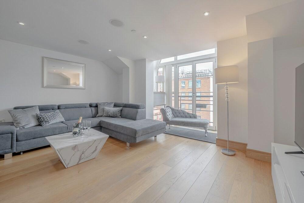 Marylebone Station Luxury 3Bed 2Bath + Central AC - Tap to explore photos