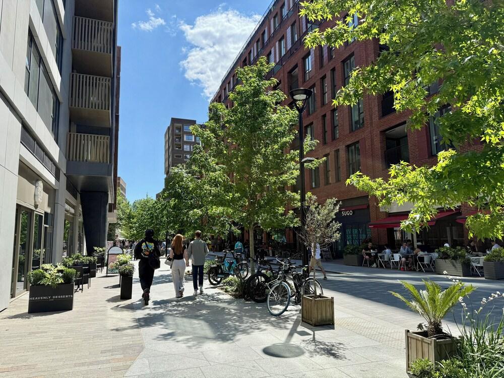Modern & Stylish 2b2b Apt with Balcony in London