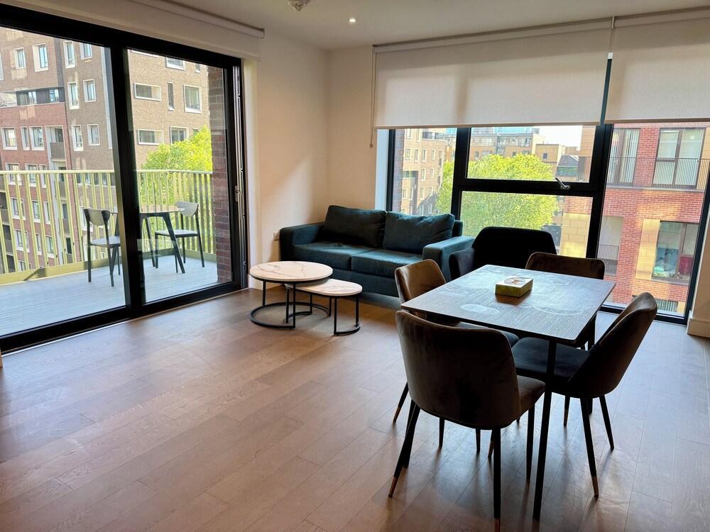 Modern & Stylish 2b2b Apt with Balcony in London - Tap to explore photos