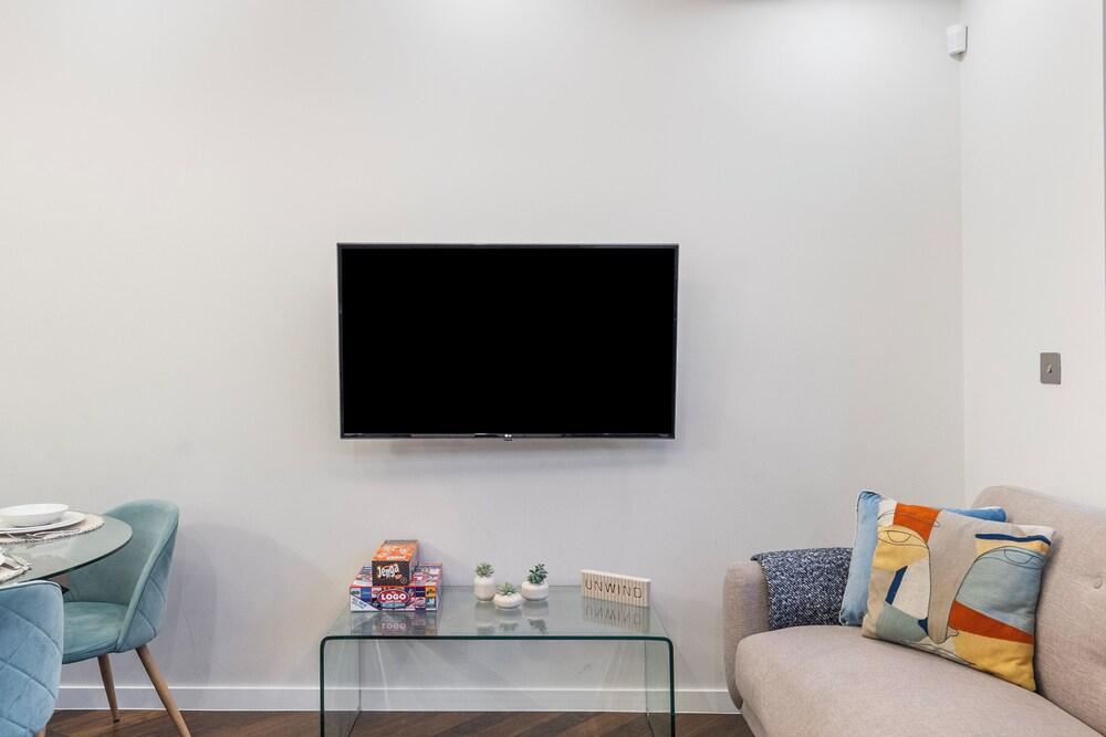 Modern Simplicity: Minimalist 2-BR Flat in London - Tap to explore photos