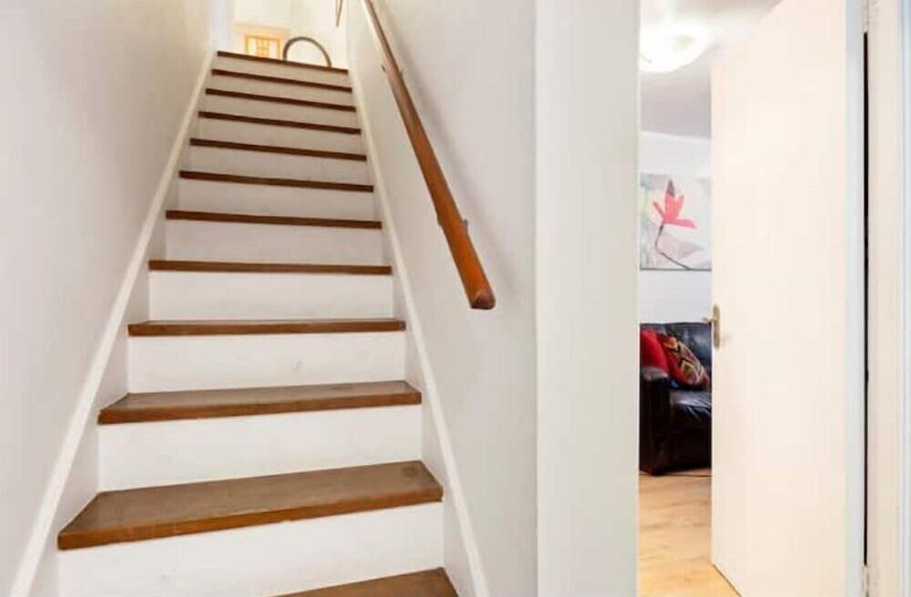 Modern & Spacious 2-Bedroom - 2 bathroom Apt in Fulham Broadway