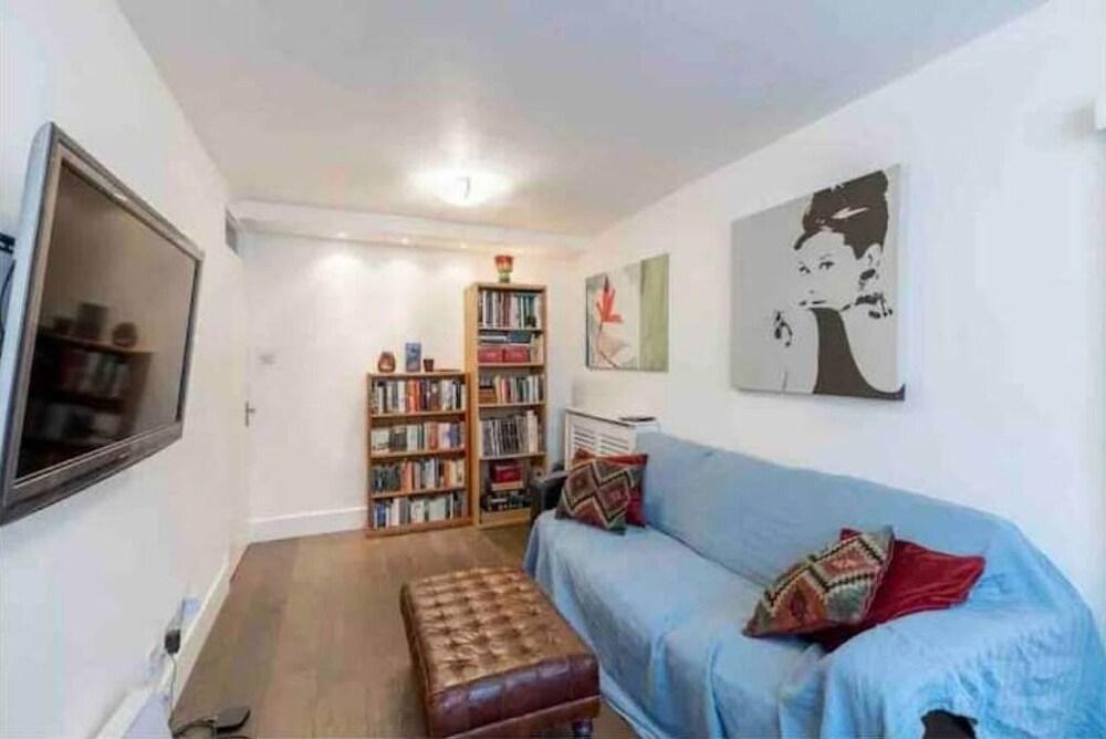 Modern & Spacious 2-Bedroom - 2 bathroom Apt in Fulham Broadway - Tap to explore photos