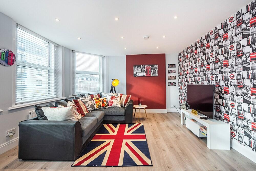 Modern / 2BR / 2 BA / Near shops & cafes - Tap to explore photos