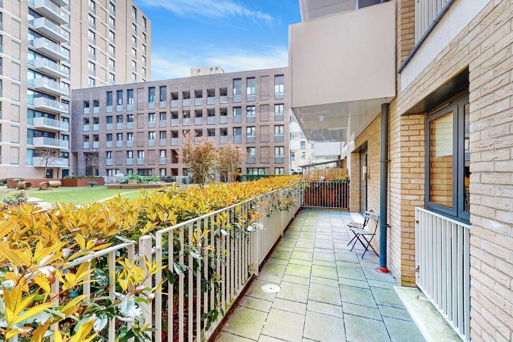 Modern 2Bed 2Bath near Park Royal /Hanger stations