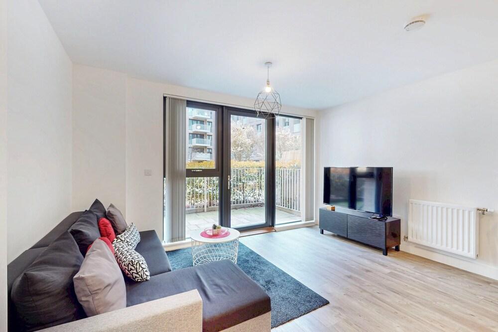 Modern 2Bed 2Bath near Park Royal /Hanger stations - Tap to explore photos