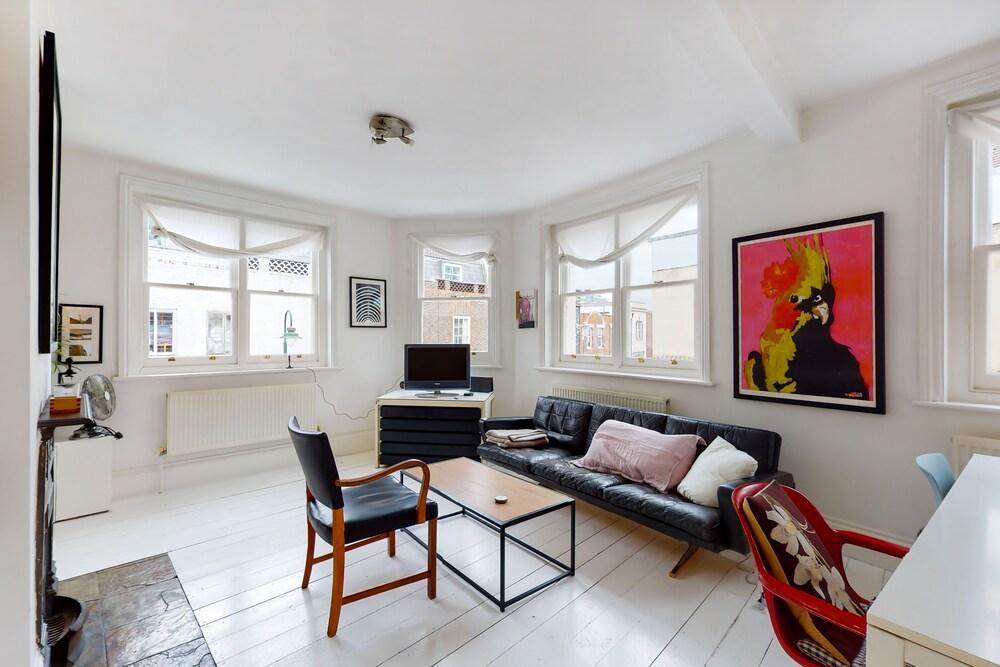 Modern 1 Bedroom Flat in Aldgate - Tap to explore photos