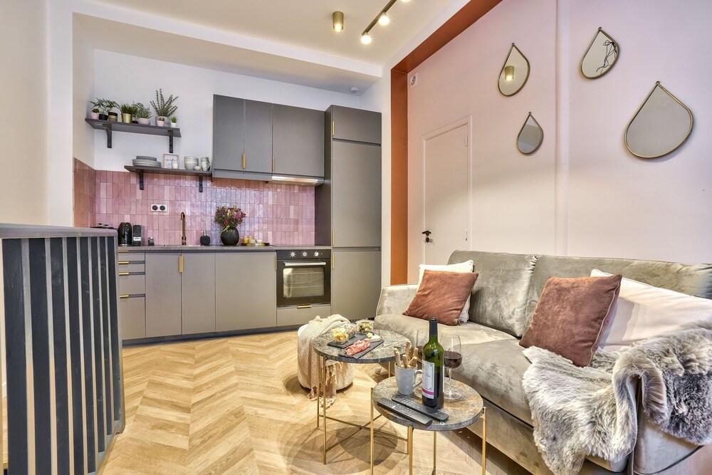 NEW! Eiffel Tour Splendid 2BR apt in Paris - Tap to explore photos