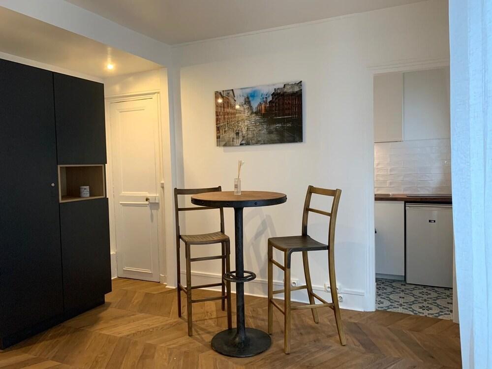 Modern 2-room apartment Avenue des Ternes - Tap to explore photos