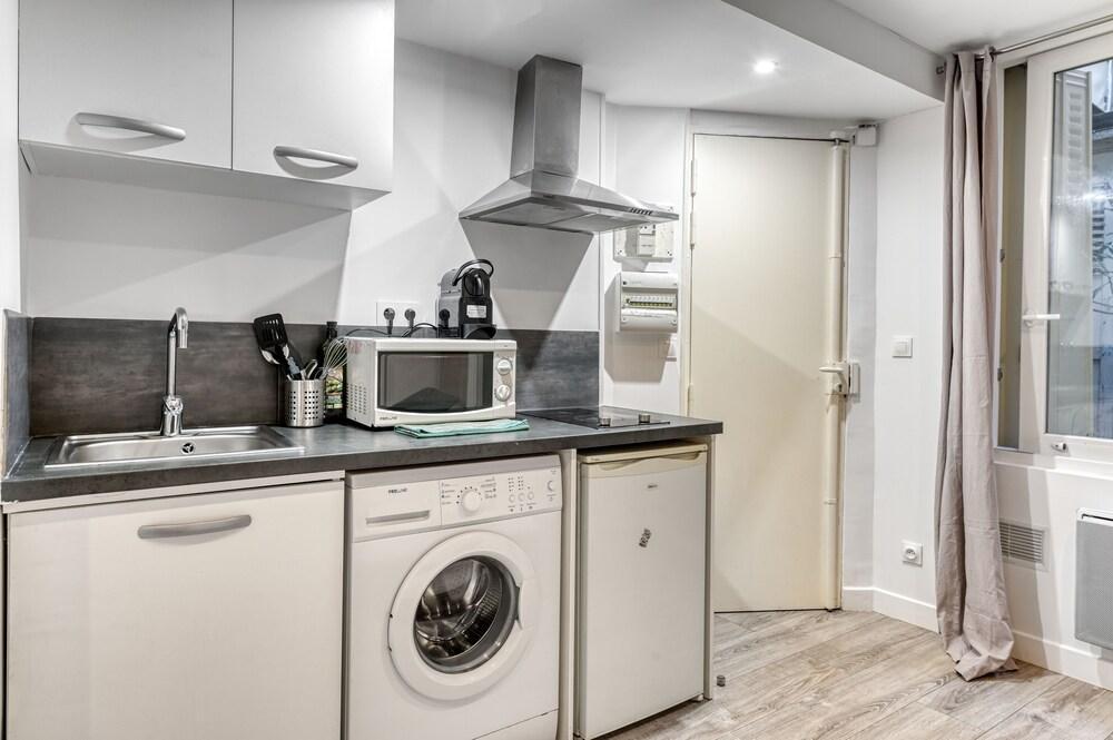 Modern 2-person studio near Bastille