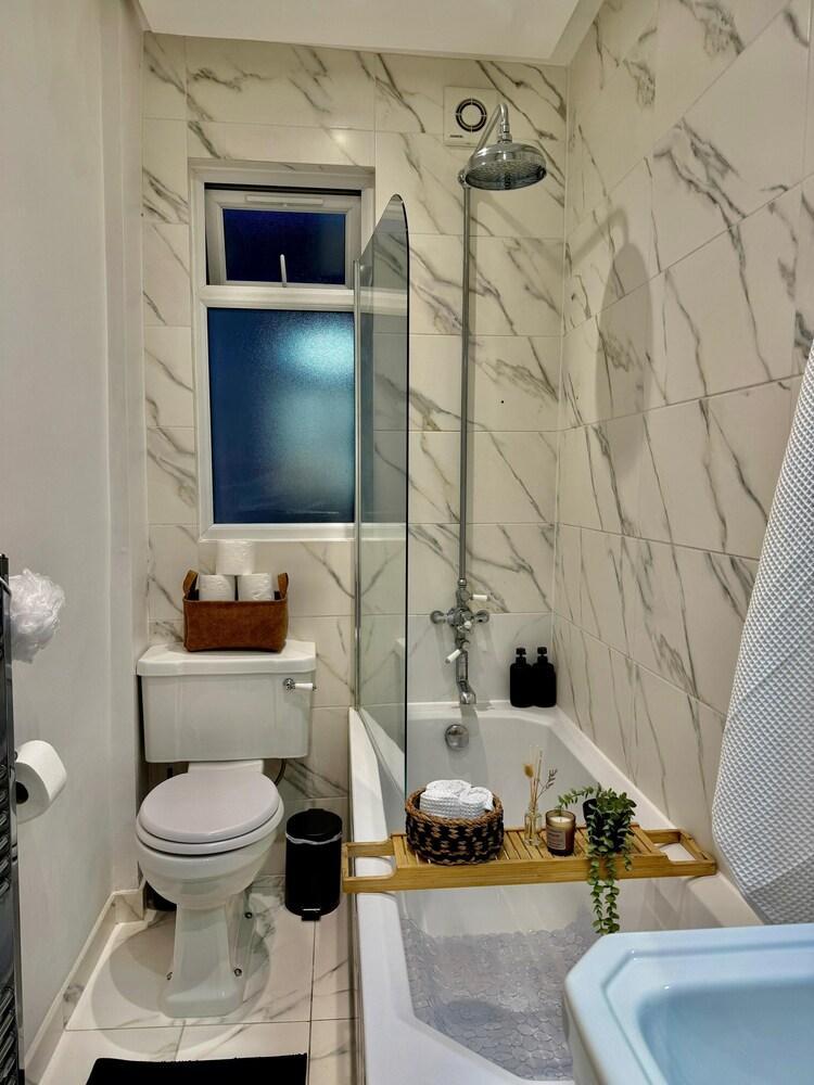 Modern and cosy duplex in Hendon - Tap to explore photos