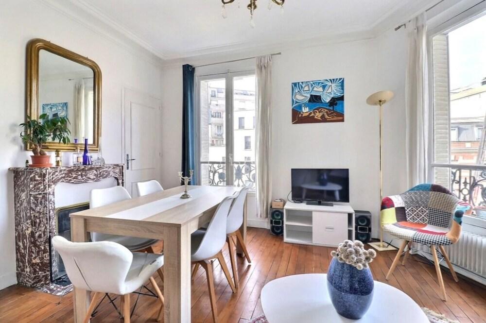 Nice Haussmann apartment in Paris. - Tap to explore photos