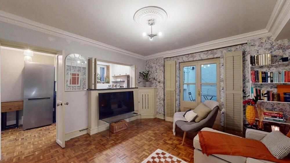 Notting Hill Townhouse Gem - Tap to explore photos