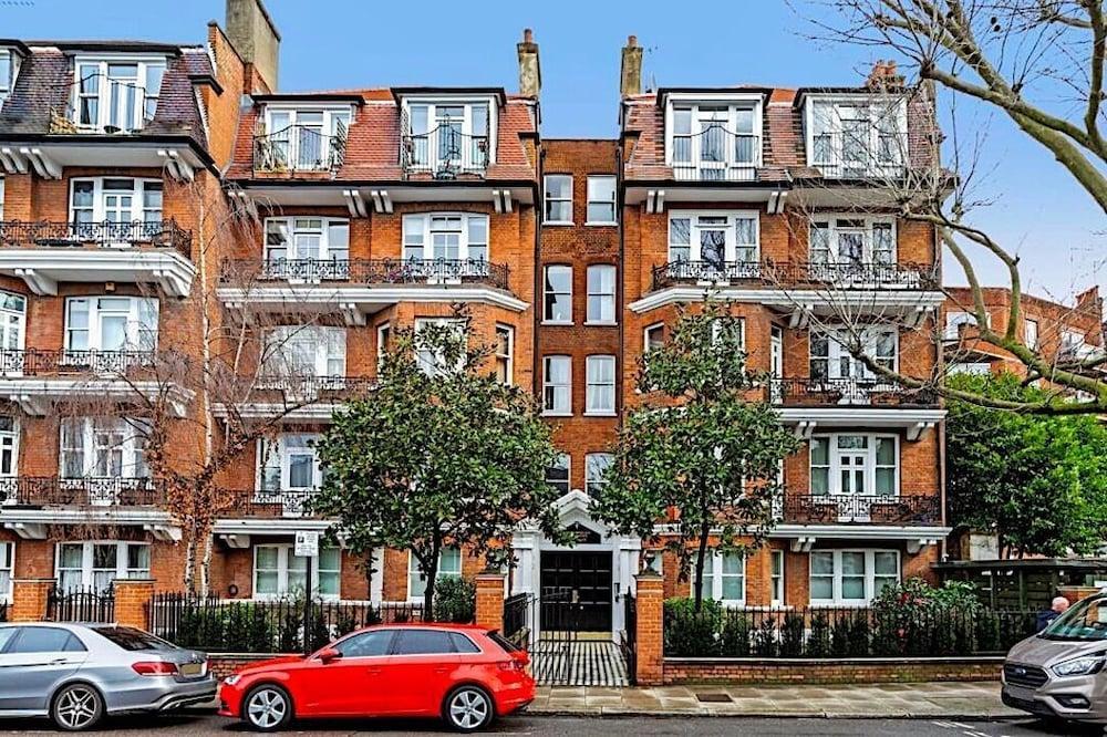 Modern Chelsea Flat, 3Bd 2Bath, Parking, Breakfast