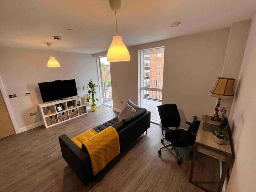 Modern Flat In London - Tap to explore photos