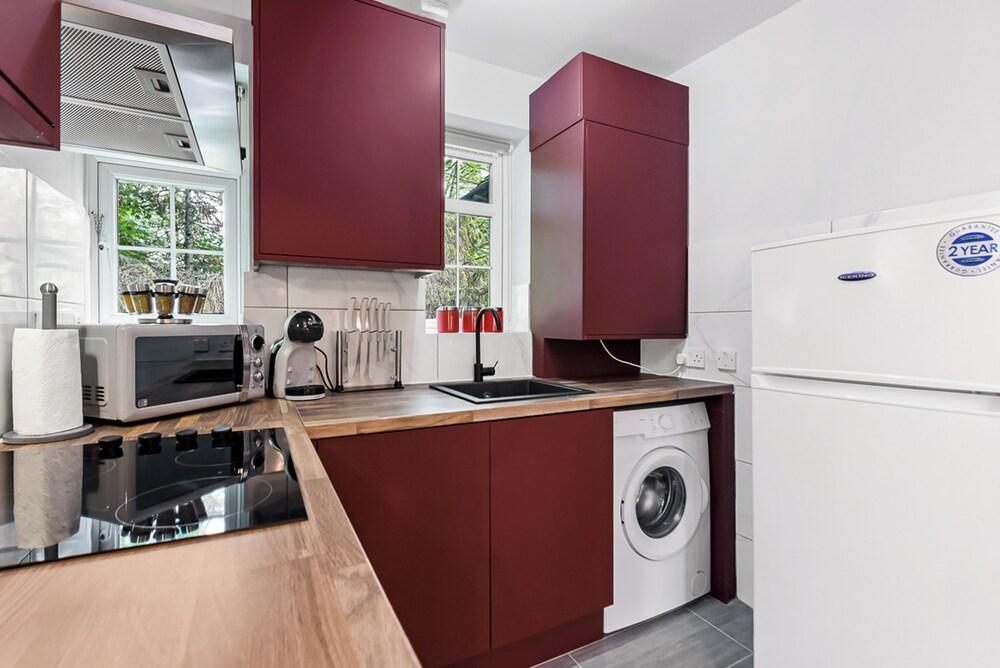 Modern Comfort: Stylish 2BR Haven for 5 - Tap to explore photos