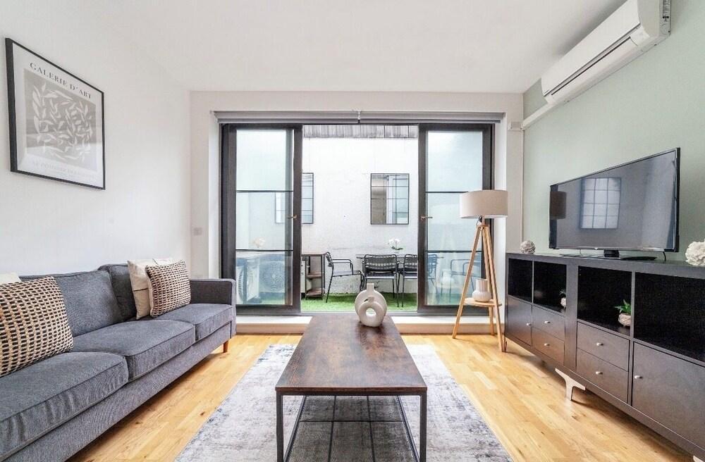 Modern Kentish Town apartment - Tap to explore photos