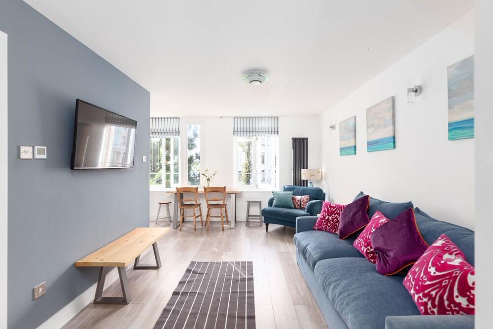One Bed Notting Hill Apartment - Tap to explore photos