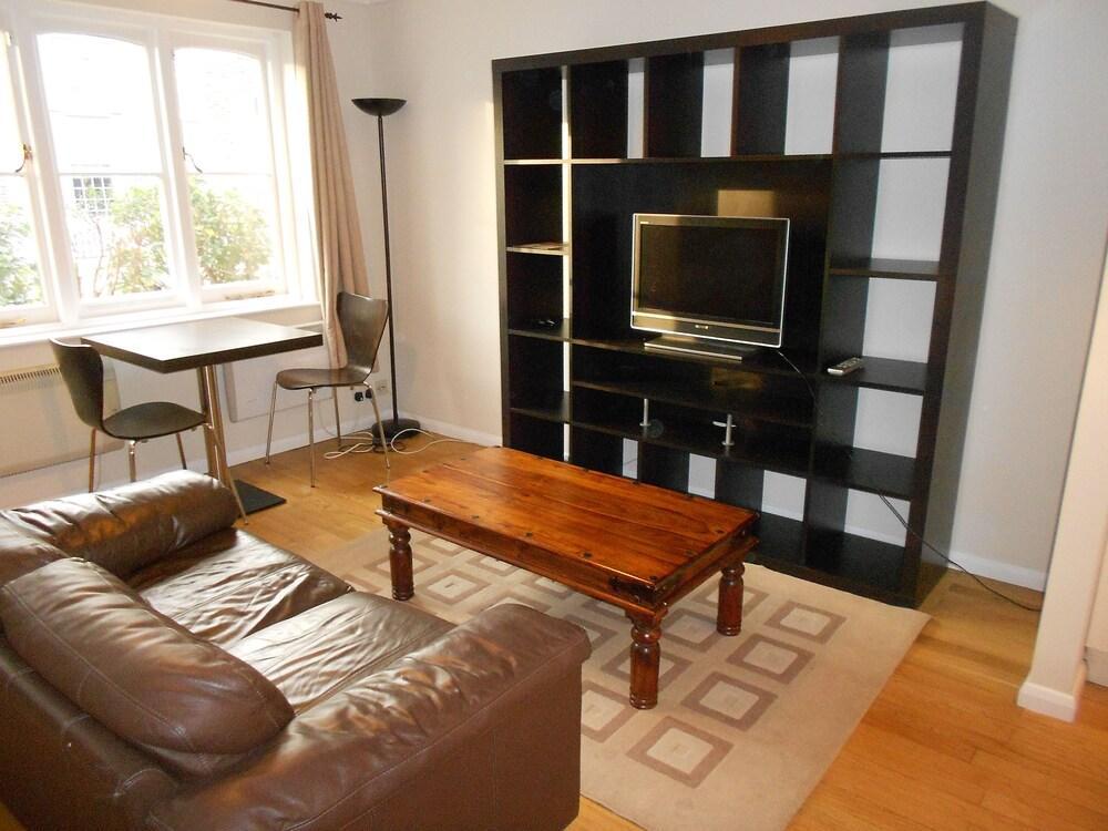 One Bedroom Flat Chiswick by River with Parking - Tap to explore photos