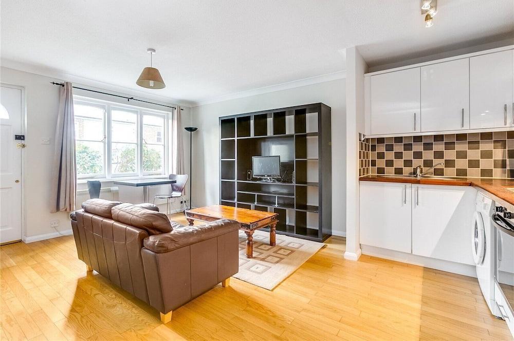 One Bedroom Flat Chiswick by River with Parking