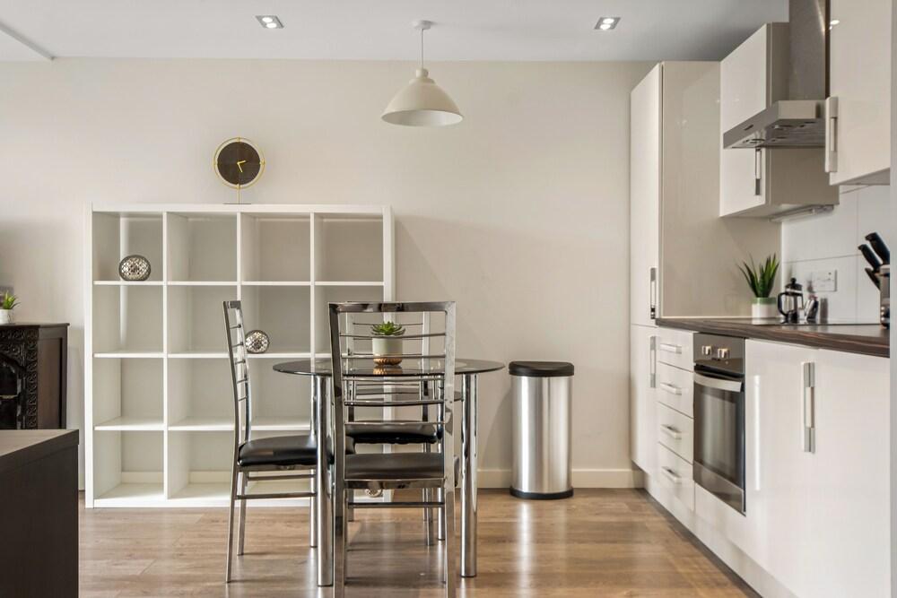 Modern Two Bed Apartment in Hoxton by MySquare