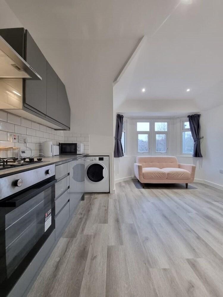 Modern Spacious Flat in South West London - Tap to explore photos