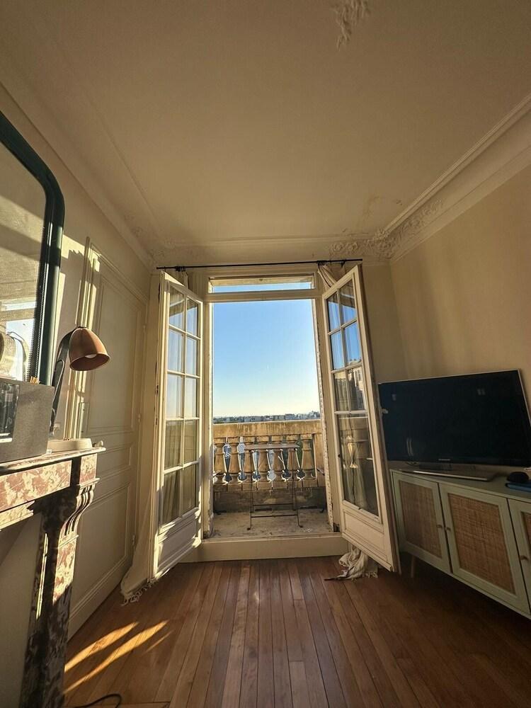 Montmartre Avec vue Tour Eiffel - Tap to explore photos