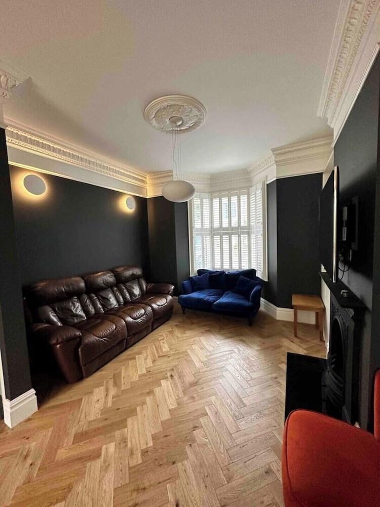 Modern Spacious 5 Bedroom House - Tap to explore photos