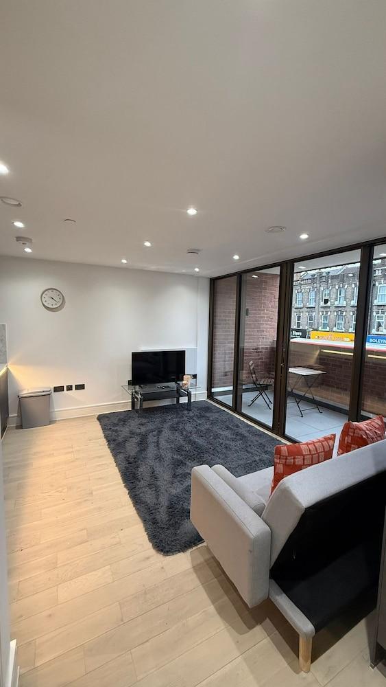 Modern Studio in the City Center - Steps from Major Attractions - Tap to explore photos