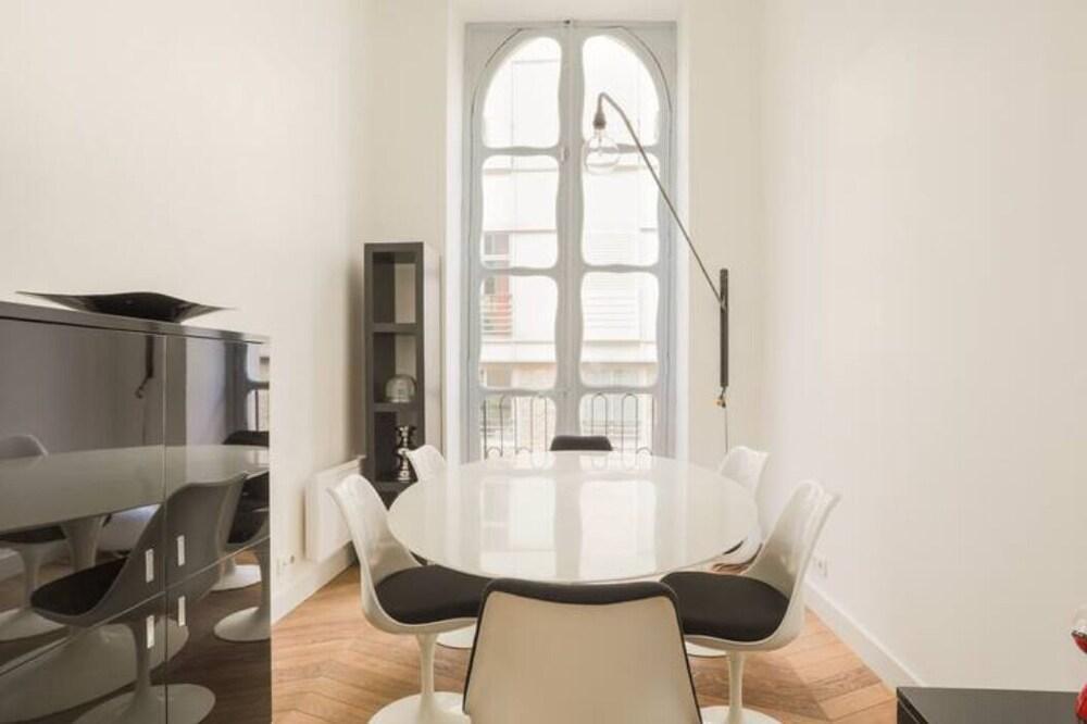 Paris Le Marais, beautiful apartment, Parisian style with high volume, for 2