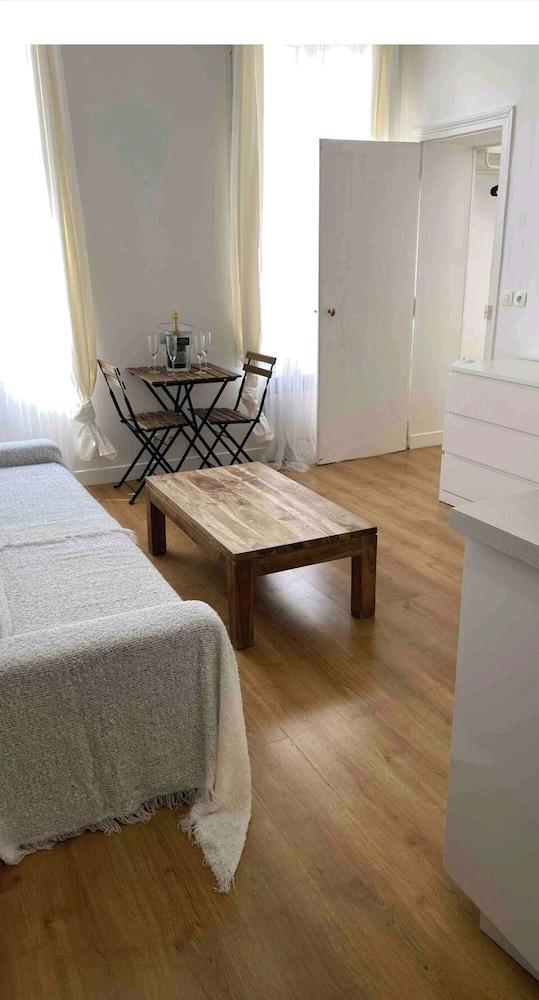 Nice 2 room apartment in Le Marais - Tap to explore photos
