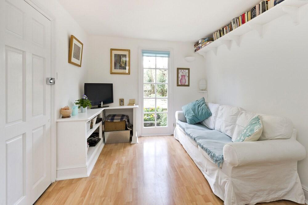 Notting Hill Garden Charming Apartment - Tap to explore photos