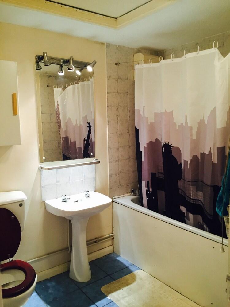 Nice double room in central London - Tap to explore photos