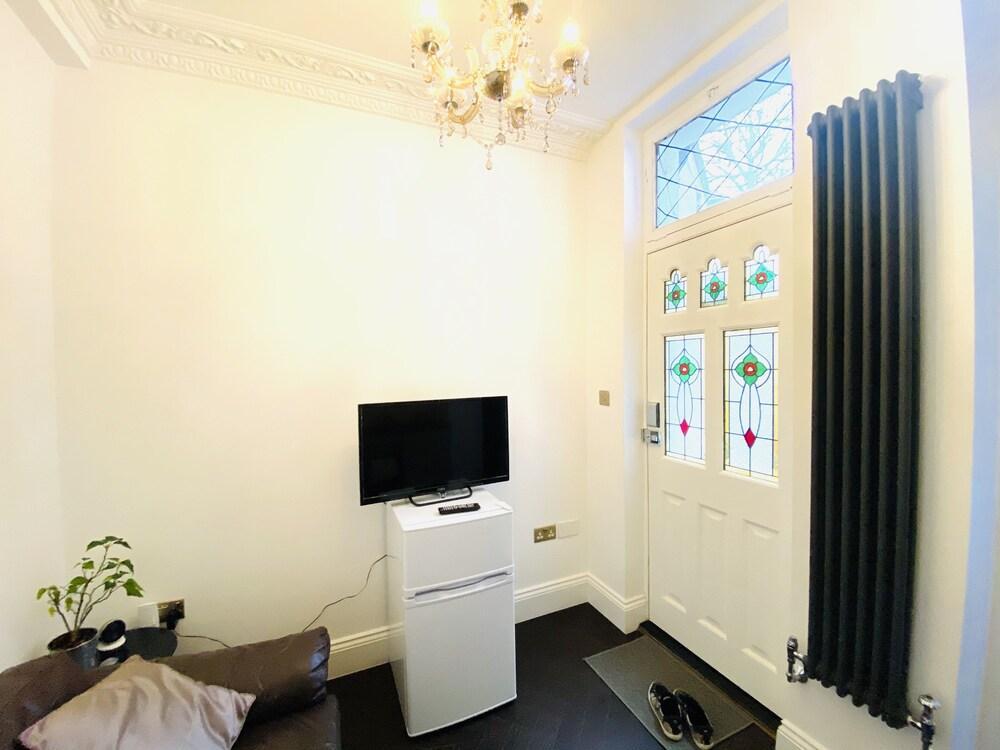 Perfect for Wimbledon, Roehampton & Central London - Tap to explore photos
