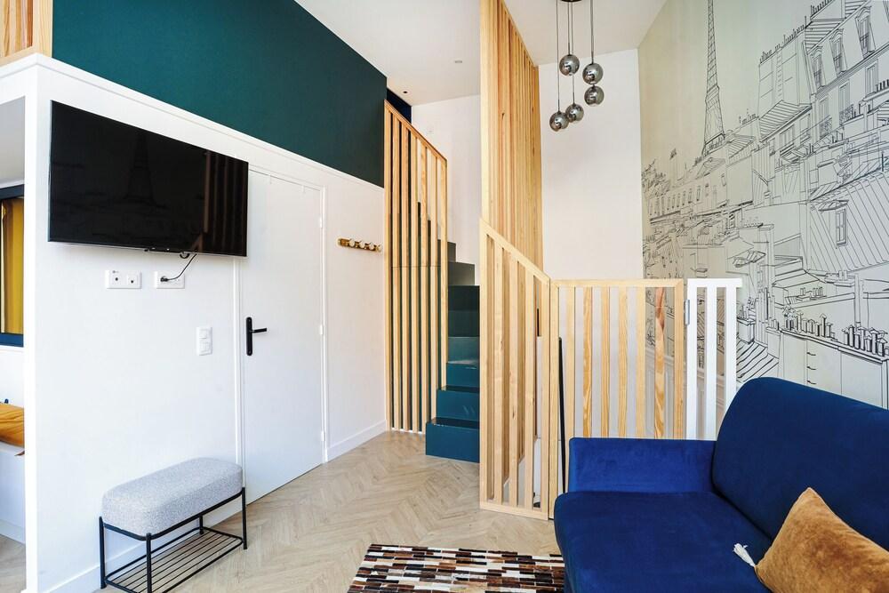 One-of-a-Kind stay steps to Sacré-Cœur & metro! - Tap to explore photos