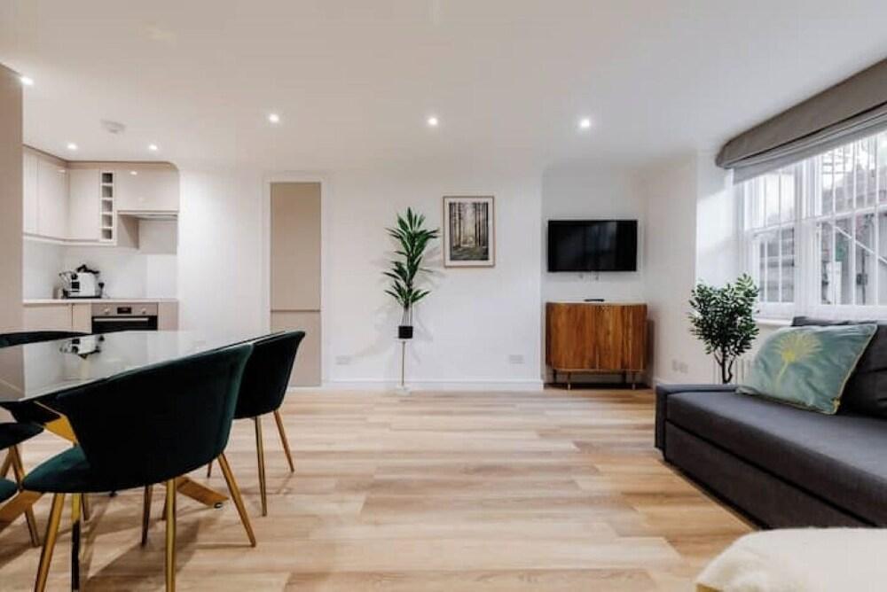 Prime Vision Living - 2 Bed APT - Tap to explore photos