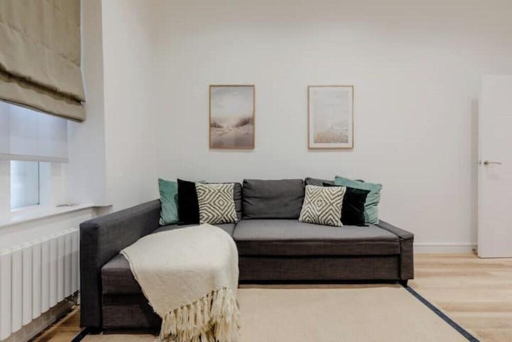 PrimeVisionLiving Spacious 2bed! - Tap to explore photos