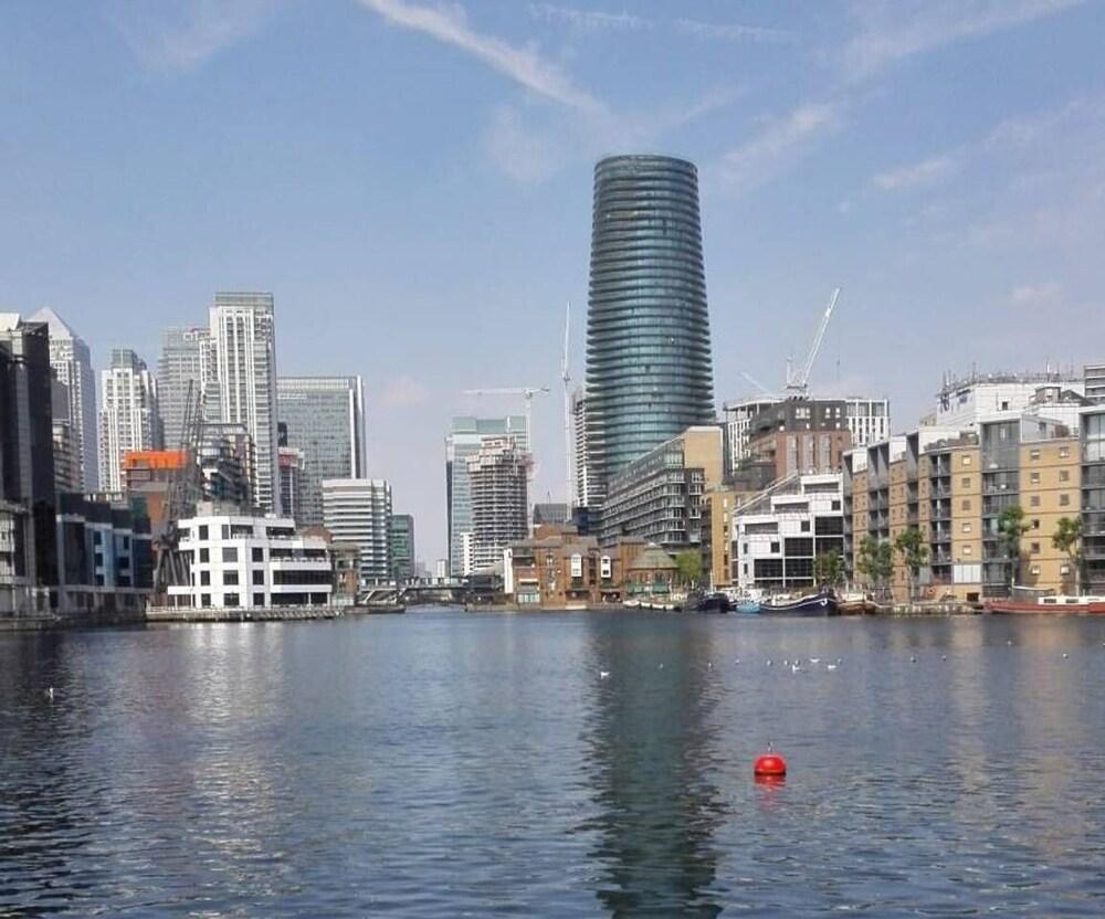 One-bed dockside flat near Canary Wharf